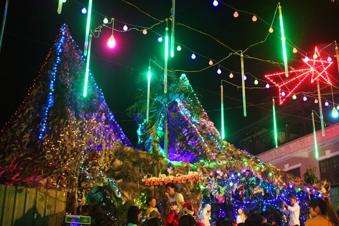 các xóm đạo trang trí noel lung linh